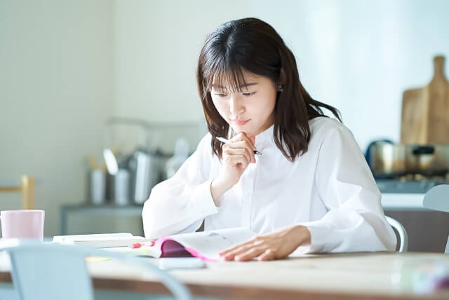 FPの勉強をする女性