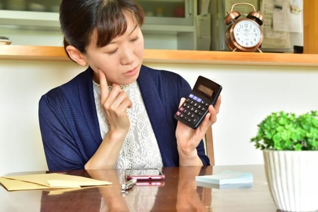 家計を管理する女性