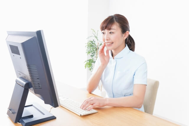 CBTでFP3級の試験を受ける女性