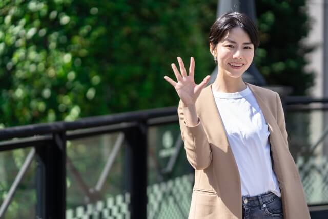 「5つ」を示す女性