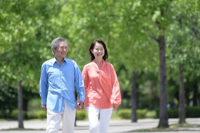 散歩する中高年夫婦