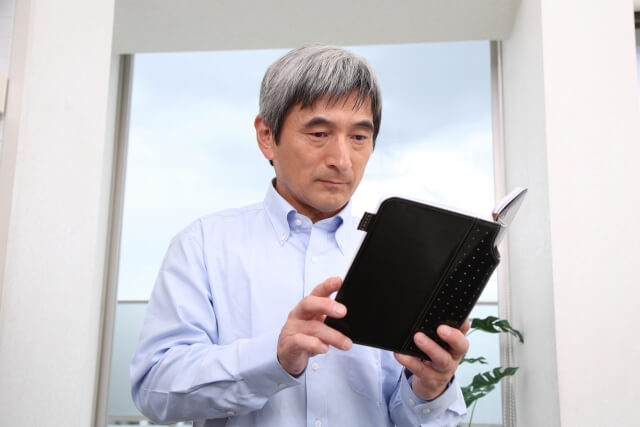 仕事を考えているシニア